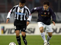 Udinese's Dazid Pizarro being pressured by Juventus' Enzo Maresca