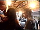 Rodrigo pergunta ao Bananeiro se as frutas foram aprovadas pelo Inmetro.