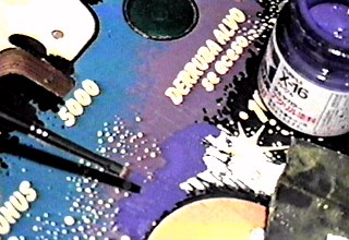 Pintura em p�rpura pr�ximo ao bumper direito