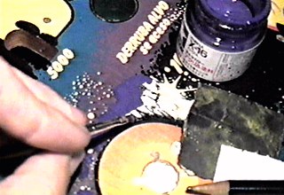 Pintura em preto pr�ximo ao bumper direito