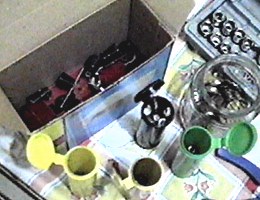 V�rios recipientes com pe�as agrupadas