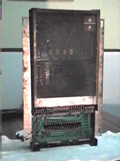 Atr�s do Rack