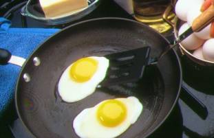El huevo crudo pasa a frito por desnaturalizacin de las protenas, mediante calor.