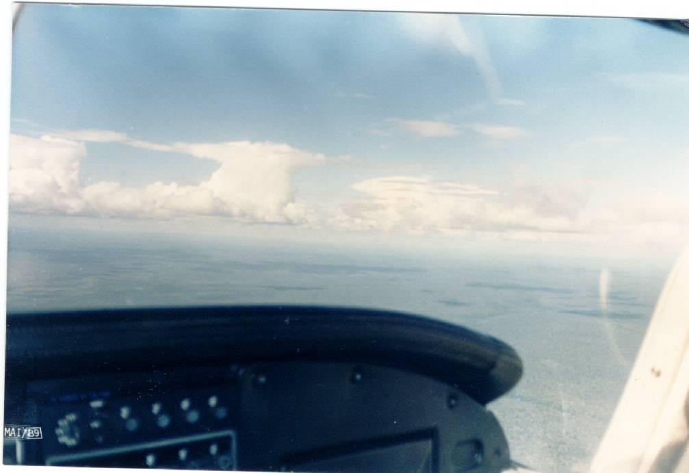 Foto a bordo do PT-RKG. Observa-se nuvens do tipo cumulus.
