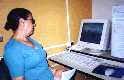 Diretora da Escola Vilma Atha�de, assistindo aulas de Biologia no laborat�rio de inform�tica.