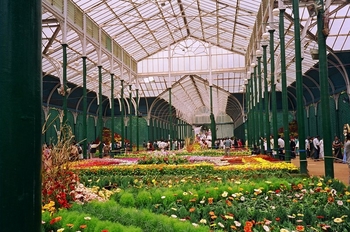 La vitra domo en la Ruĝa 
Ĝardeno en Bengaluro; bildo danke al http://en.wikipedia.org/wiki/Image:GlassHouse.JPG