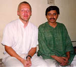 Jiri Proskovec (maldekstre) kun sia hajdrabad amiko, Giridhar RAO