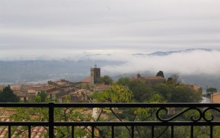 Blick von der Loggia auf Montauroux im Herbstnebel