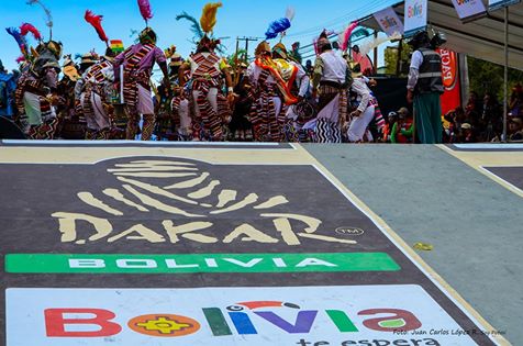 Así se lució el Tinku! en el #DakarBolivia2014!

* Este 2015 Bolivia volverá a brillar con su folklore, danzas 100% bolivianas!
* Fotografía capturada en el escenario del podio, en el que fueron recibidos todos los competidores al llegar a Uyuni, Capital del Dakar en Bolivia.