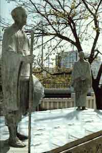 Un monumento en Ogaki para commemorar la conclusi&oacute;n del viaje de Bash&ocirc;.