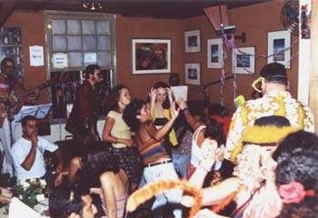 A galera dan&ccedil;ando e se divertindo no show.