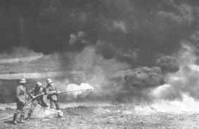 bung an einem Flammenwerfer, 1915