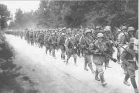 Deutsche Soldaten auf dem Marsch zur Front
