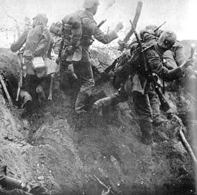Deutsche Soldaten beim Handgranatenwurf, 1917