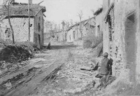Amerikanischer Soldat im Dorf Cunel vor Verdun, 1918