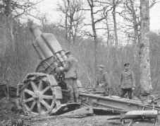 Deutsche Artilleristen mit 21-cm-M�rser vor Verdun, 1916