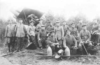 Deutsche Feldartilleristen mit 21-cm-M�rser vor Verdun, 1916
