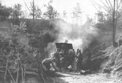 Deutscher 21-cm-M�rser in der K�chenschlucht bei Verdun, 1916