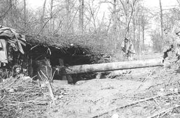 Das franzsische 140-mm-Marinegeschtz im la Vauche-Wald nach seiner Besetzung, 1916.Das Geschtz wurde am 24. Februar 1916 ohne Kampf von deutscher Infanterie erobert. Die Deutschen benutzten die beiden Geschtzrume (Aufenthalts- und Munitionsraum) als Unterstand.