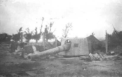 Das bei Cumires stationierte 240-mm-Marine-Geschtz, das sich ebenfalls in einer betonierten Stellung befand, nach der deutschen Eroberung. Im Vordergrund der Feldbahnanschlu, 1916