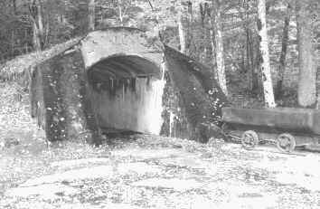 Zufahrt zu einem der beiden Munitionstransporttunnel mit Feldbahn, 2003