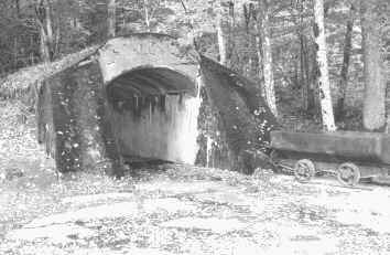 Zufahrt zu einem der beiden Munitionstransporttunnel mit Feldbahn, 2003