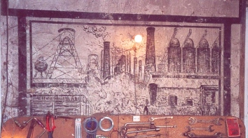 Kreidezeichnung von 1916 (Ruhrgebietsszene) eines deutschen Soldaten in einer ehemaligen Kantine vor Verdun, 2003