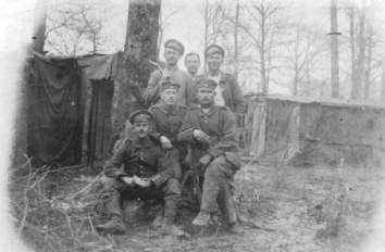 In einem Barackenlager bei Azannes, 1916