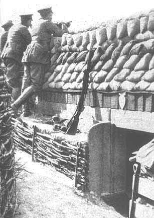 Gut ausgebauter trockener Schtzengraben vor Verdun. Unten rechts der Eingang zum fast zehn Meter tiefen Unterstand, 1915/16