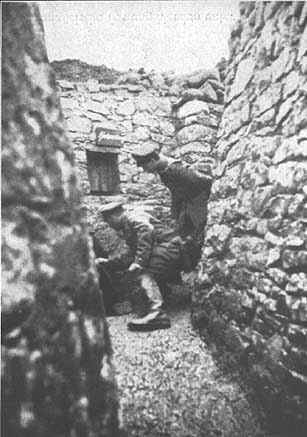 Gemauerte Grabenwand, 1916. Reste findet man heute noch vor Flabas in den deutschen Ausgangsstellungen vom 21. Februar 1916
