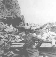 Leutnant Zimmermann mit dem franzsischen Stahlhelm vor den Trmmern des Dorfes Damloup, 1916