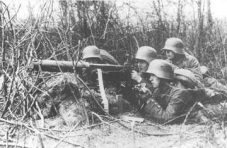 Deutsche Infanteristen mit MG 08/15 bei Verdun, 1917