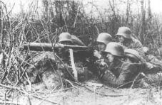 Deutsche Infanteristen mit MG 08/15 bei Verdun, 1917