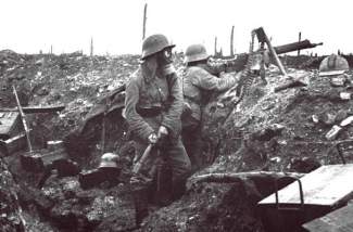 Deutsche Infanterie mit Gasmaske und Maschinengewehr 08/15 bei Verdun, 1916
