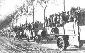 Deutsche Infanteristen auf dem Weg zur Verdun-Front, 1916