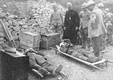 Franzsischer Feldgeistlicher an der Tragbahre eines schwer verwundeten Deutschen auf der Hhe 304, 17. Juli 1917