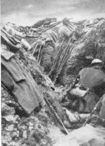 Deutsche Soldaten in einem Graben vor Fleury, 1916