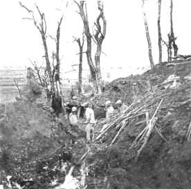 Franzsische Soldaten in einem Graben in vorderster Stellung, 1915