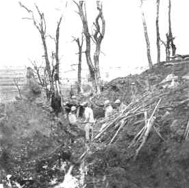 Franz�sische Soldaten in einem Graben in vorderster Stellung, 1915