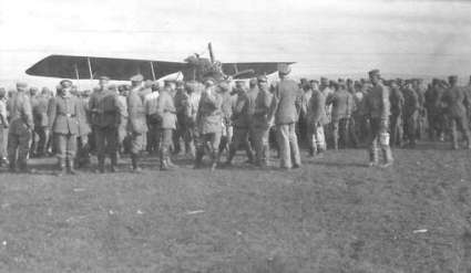 Verwundeter deutscher Aufkl�rungsflieger kann am Kaplager vor Verdun notlanden, 1916
