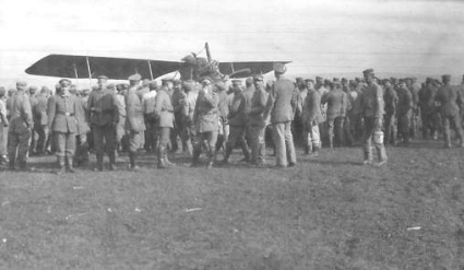 Verwundeter deutscher Aufklrungsflieger kann am Kaplager vor Verdun notlanden, 1916
