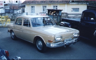 VW 1600, modelo 1969, marrom claro, em foto obtida junto ao Site do VW Clube de Juiz de Fora