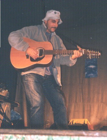 Desde Orense, guitarra ac�stica, psicoanaliza al grupo...