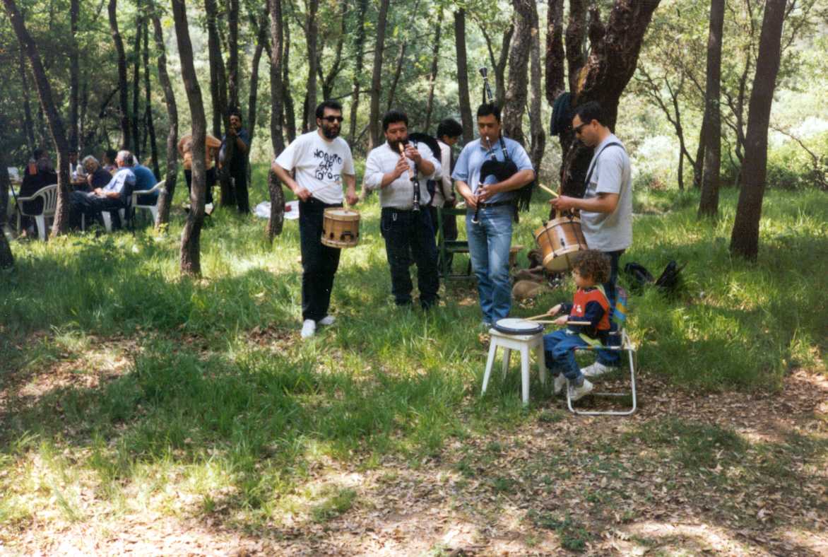Con la Escuela infantil de percusi�n, de romer�a