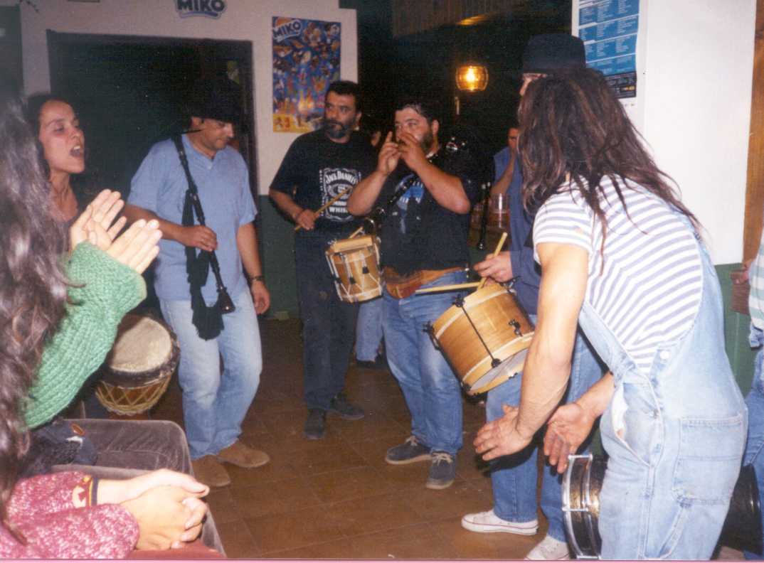Fiesta muy animada, los djemb�s no paraban