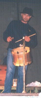 Desde Caba�as Raras (Ponferrada), percusiones varias, sobre todo palillos...