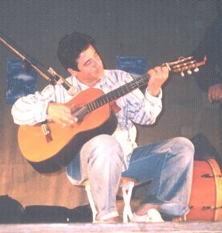 El tito, desde Ferrol, rumba en sus cuerdas, ahora aprende a tocar la&nbsp; Zanfona..