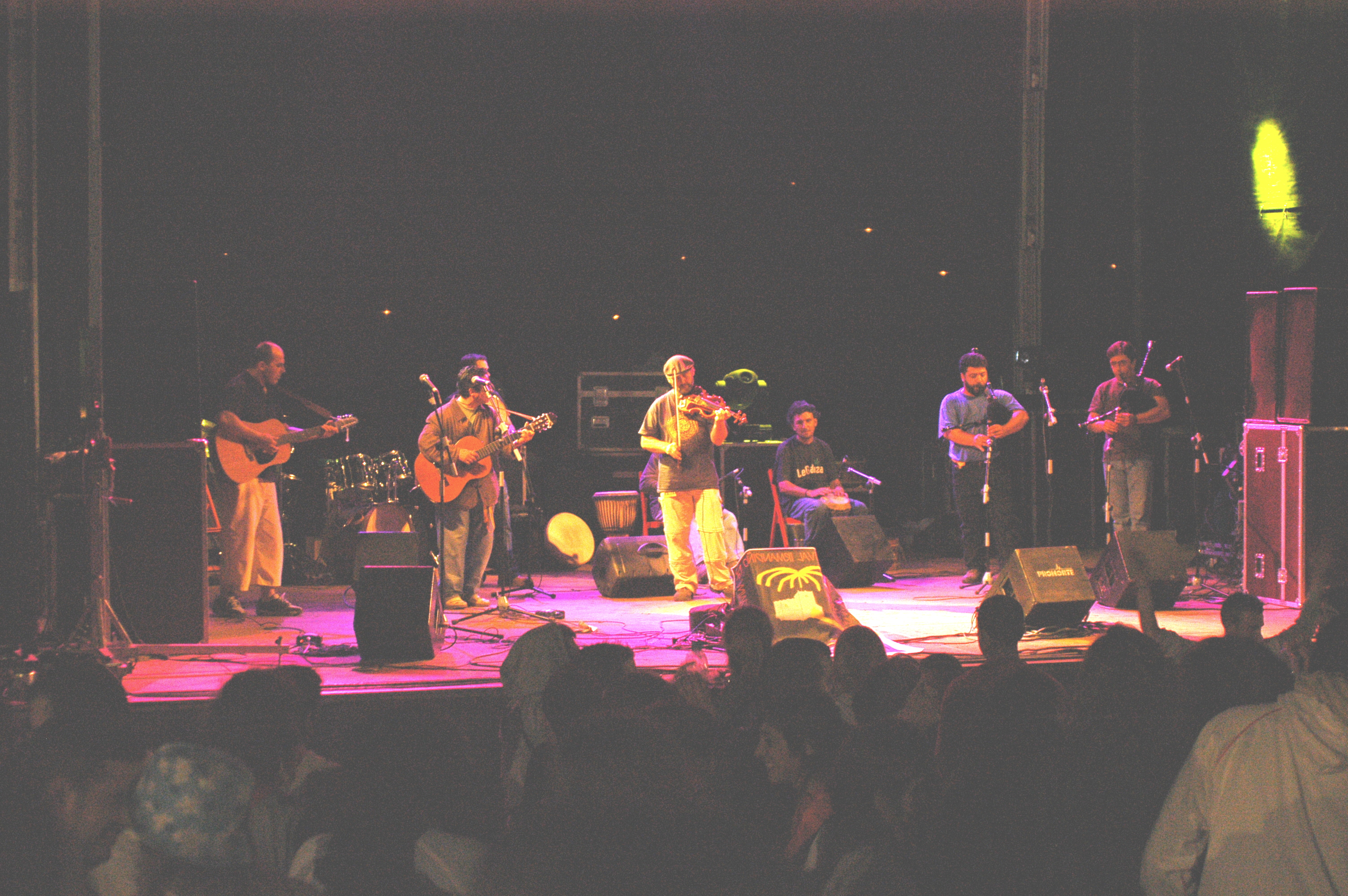 En este concierto estuvieron con nos, Sergio, del grupo Antubel (pandereta) y Ant�n de Debesos (djemb�)