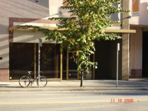 Entrance from Cambie Street; Photo: copyright Milson Macleod 2006