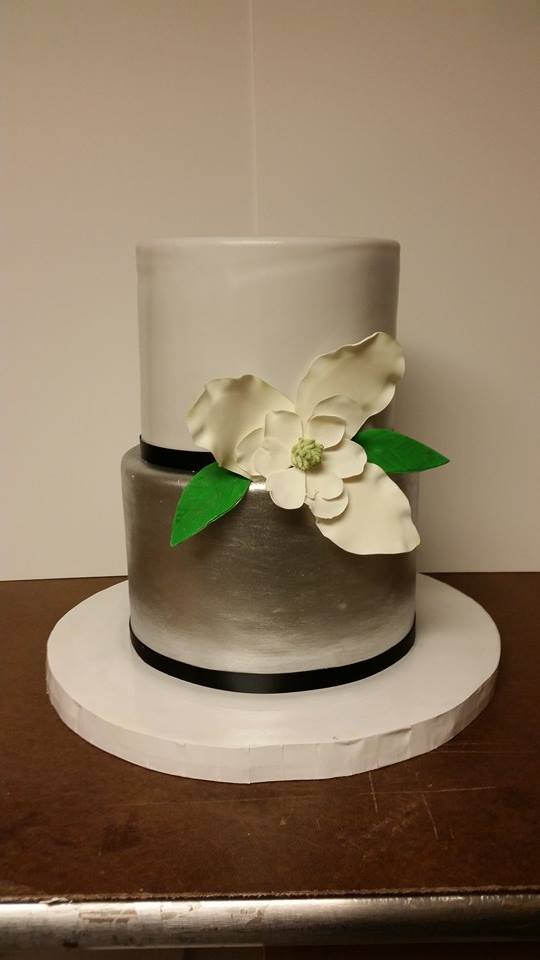 Picture of two tier cake with white flower html
